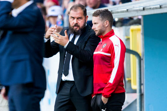 Örebros tränare Alexander Axén i samtal med assisterande