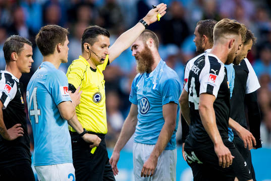 Domare Bojan Pandzic i diskussion med Malmö FFs Jo Inge