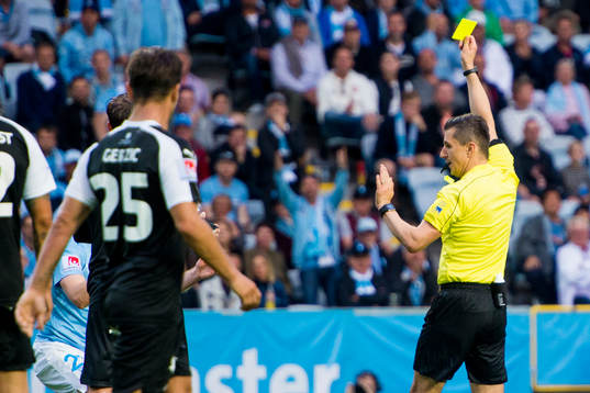 Domare Bojan Pandzic varnar Malmö FFs Jo Inge Berget