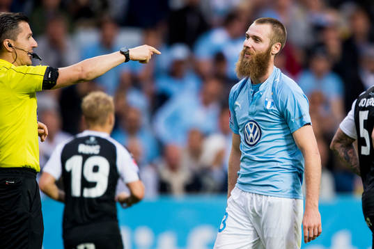 Domare Bojan Pandzic i diskussion med Malmö FFs Jo Inge