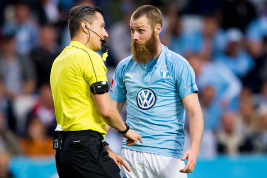 Domare Bojan Pandzic i diskussion med Malmö FFs Jo Inge