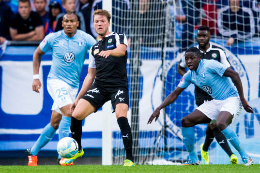 Örebros Martin Broberg oroar framför Malmö FFs Felipe