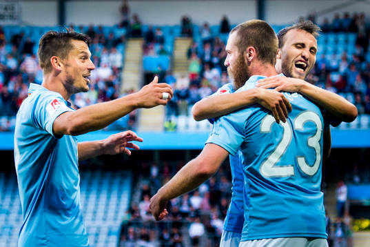 Malmö FFs Markus Rosenberg och Magnus Wolff Eikrem kramar