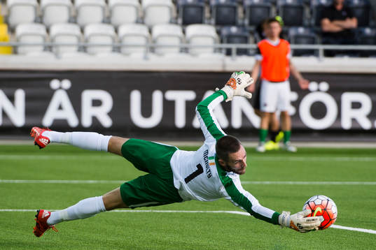 Cork Citys målvakt Mark Mcnulty med en räddning