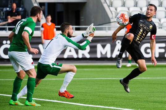 Cork Citys Gearoid Morrissey ser målvakt Mark Mcnulty