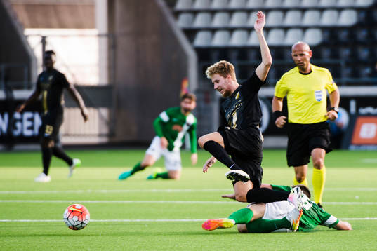 Cork Citys Greg Bolger tacklar Häckens Samuel Gustafson