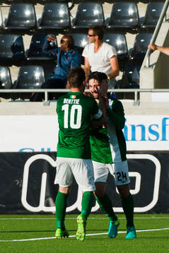 Målskytten till 0-1 Cork Citys Sean Maguire jublar med