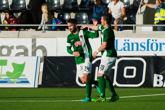 Målskytten till 0-1 Cork Citys Sean Maguire jublar med