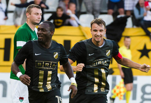 Målskytten till 1-1 Häckens John Owoeri jublar med Jasmin