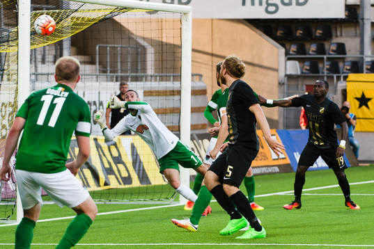 Cork Citys målvakt Mark Mcnulty med en räddning
