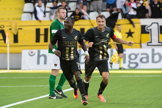 Målskytten till 1-1 Häckens John Owoeri jublar med Egzon