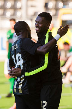 Häckens John Owoeri jublar med Mohammed Abubakari