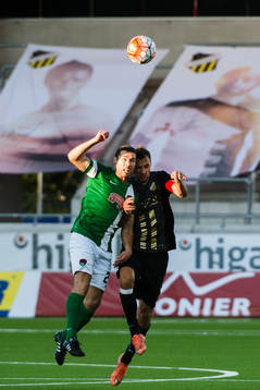 Cork Citys Mark O´Sullivan i nickduell med Häckens Jasmin