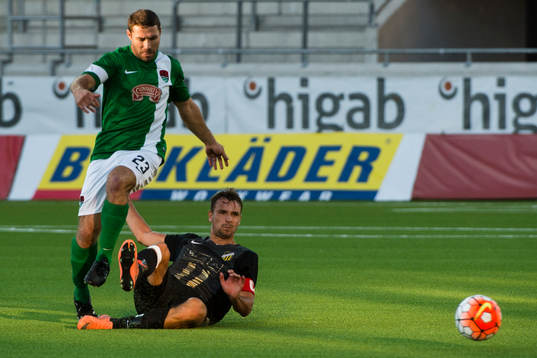 Cork Citys Mark O´Sullivan glidtacklat av Häckens Jasmin