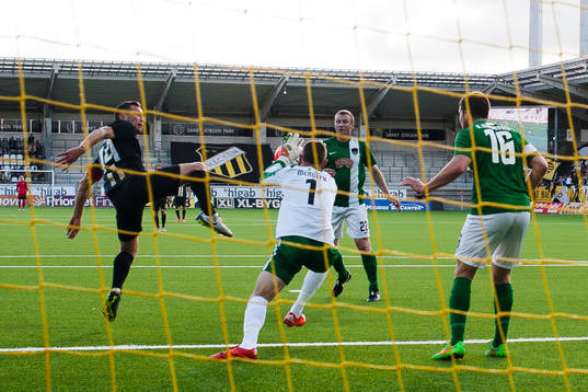 Häckens Martin Ericsson med en målchans som räddas av