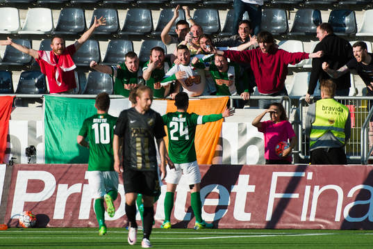 Häckens Kari Arkivuo deppar medan Cork Citys Sean Maguire