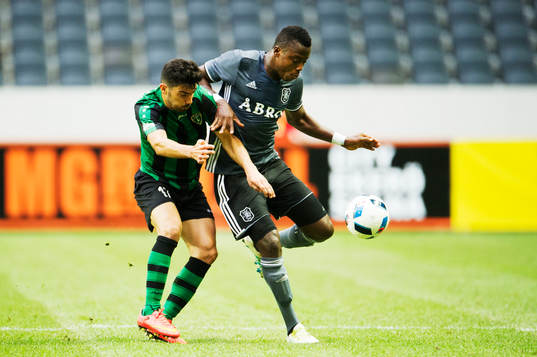 s Patrick Kpozo och Europa FC:s Guillermo Roldán