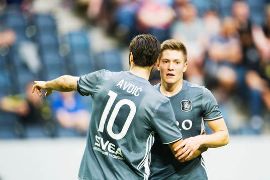 s Haukur Heidar Hauksson och Denni Avdic pratar taktik