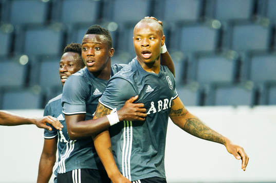 s Carlos Strandberg och Patrick Kpozo jublar