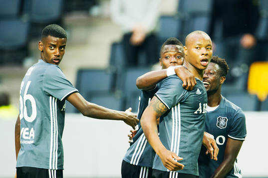 s Carlos Strandberg, Alexander Isak och Patrick Kpozo jublar