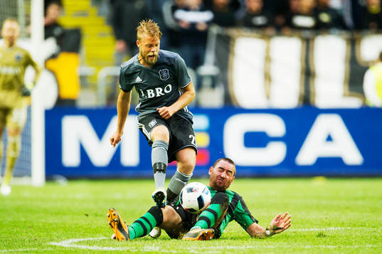 s Daniel Sundgren och Europa FC:s Isaac Luis Chico