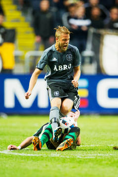 s Daniel Sundgren och Europa FC:s Isaac Luis Chico
