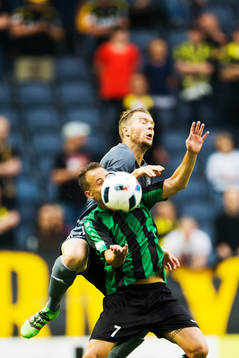 s Per Karlsson och Europa FC:s Toni García