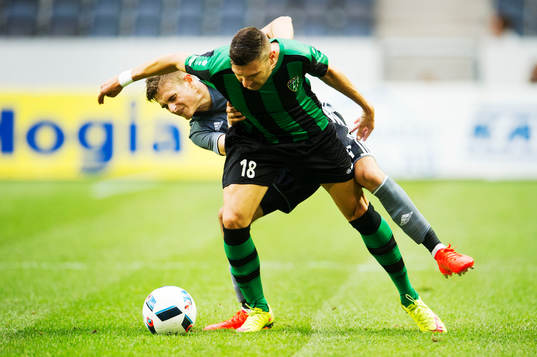 s Christos Gravius och Europa FC:s Álex Quillo