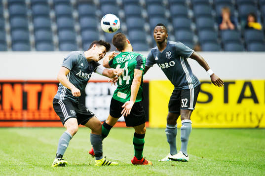 s Stefan Ishizaki och Patrick Kpozo i kamp om boll med