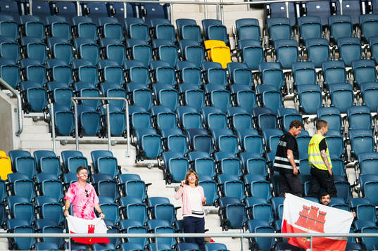 s tre supportrar på läktaren