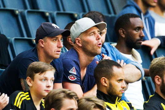 Kenny Pavey och Henok Goitom på läktaren