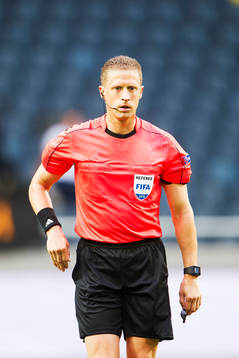 Domare Ognjen Valjic´under fotbollsmatchen i det andra