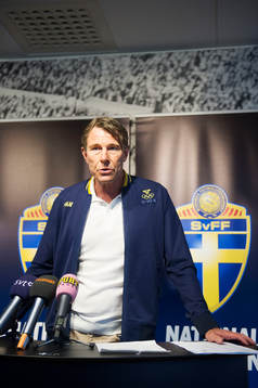 Förbundskapten Håkan Ericson presenterar OS-truppen som