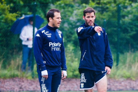 IFK Göteborgs Tobias Hysén och Emil Salomonsson diskuterar