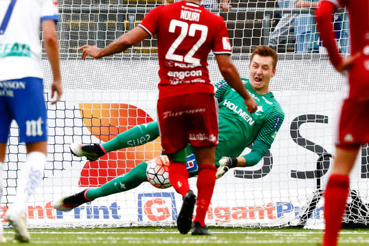 Norrköpings målvakt Andreas Vaikla räddar straffspark