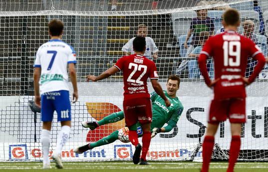 Norrköpings målvakt Andreas Vaikla räddar straff slagen