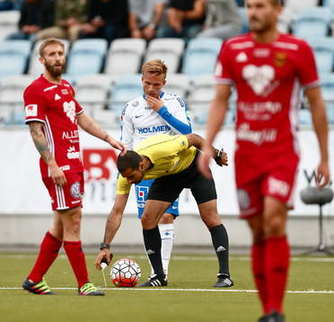 Domaren spayar linje till frispark