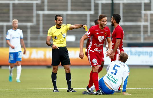 Domare Mohammed Al-Hakim ger gult kort
