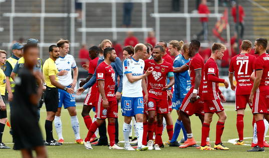 Spelarna tackar varandra
