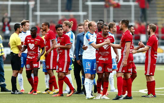Spelarna tackar varandra