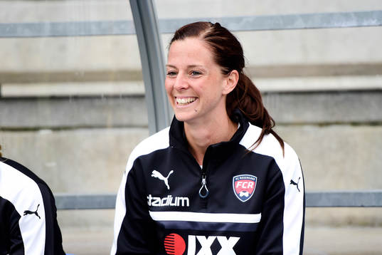 Rosengårds Lotta Schelin på bänken före fotbollsmatchen