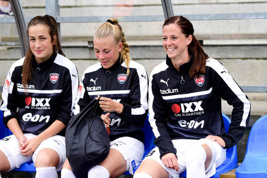 Rosengårds Lotta Schelin på bänken före fotbollsmatchen