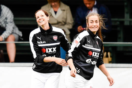 Rosengårds Lotta Schelin och Edina Filekovic  före