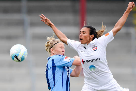 Djurgårdens Katrin Schmidt och Rosengårds Marta Viera Da