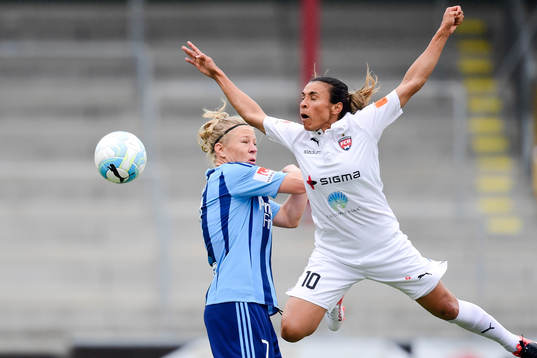 Djurgårdens Katrin Schmidt och Rosengårds Marta Viera Da
