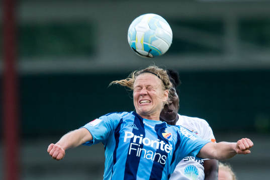 Djurgårdens Katrin Schmidt och Rosengårds Anita Asante