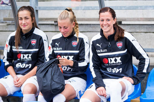 Rosengårds Lotta Schelin (th) på bänken