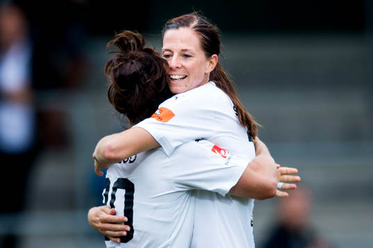 Rosengårds Lotta Schelin kramar om Ella Masar som gjort 1-1