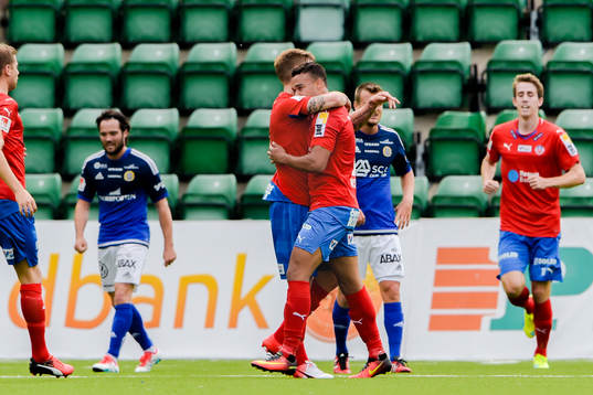 Helsingborgs Martin Christensen och Tyrell Rusike jublar