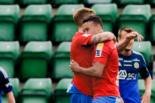 Helsingborgs Martin Christensen och Tyrell Rusike jublar